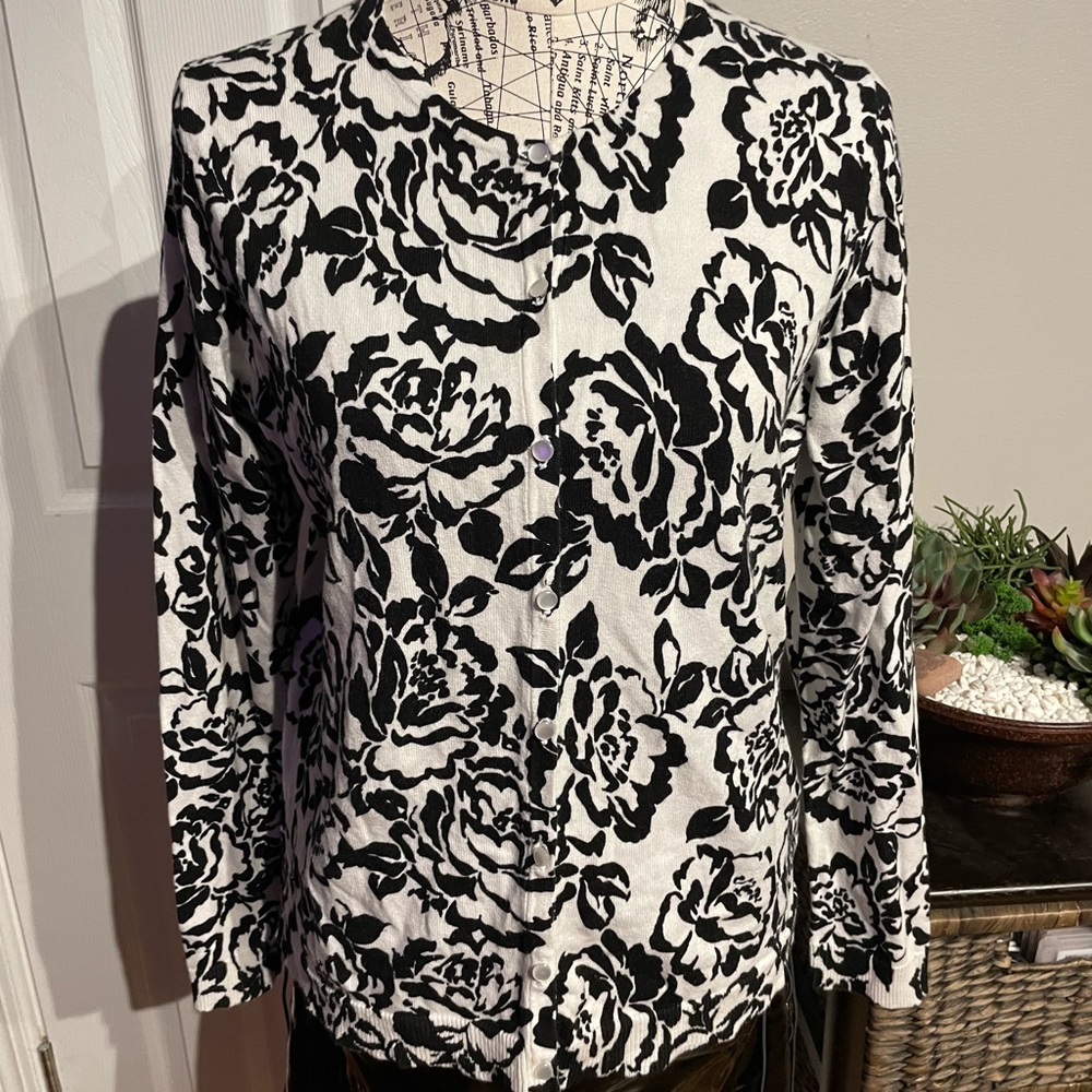 Croft & Barrow Floral classic button career casual cardigan black/white light M